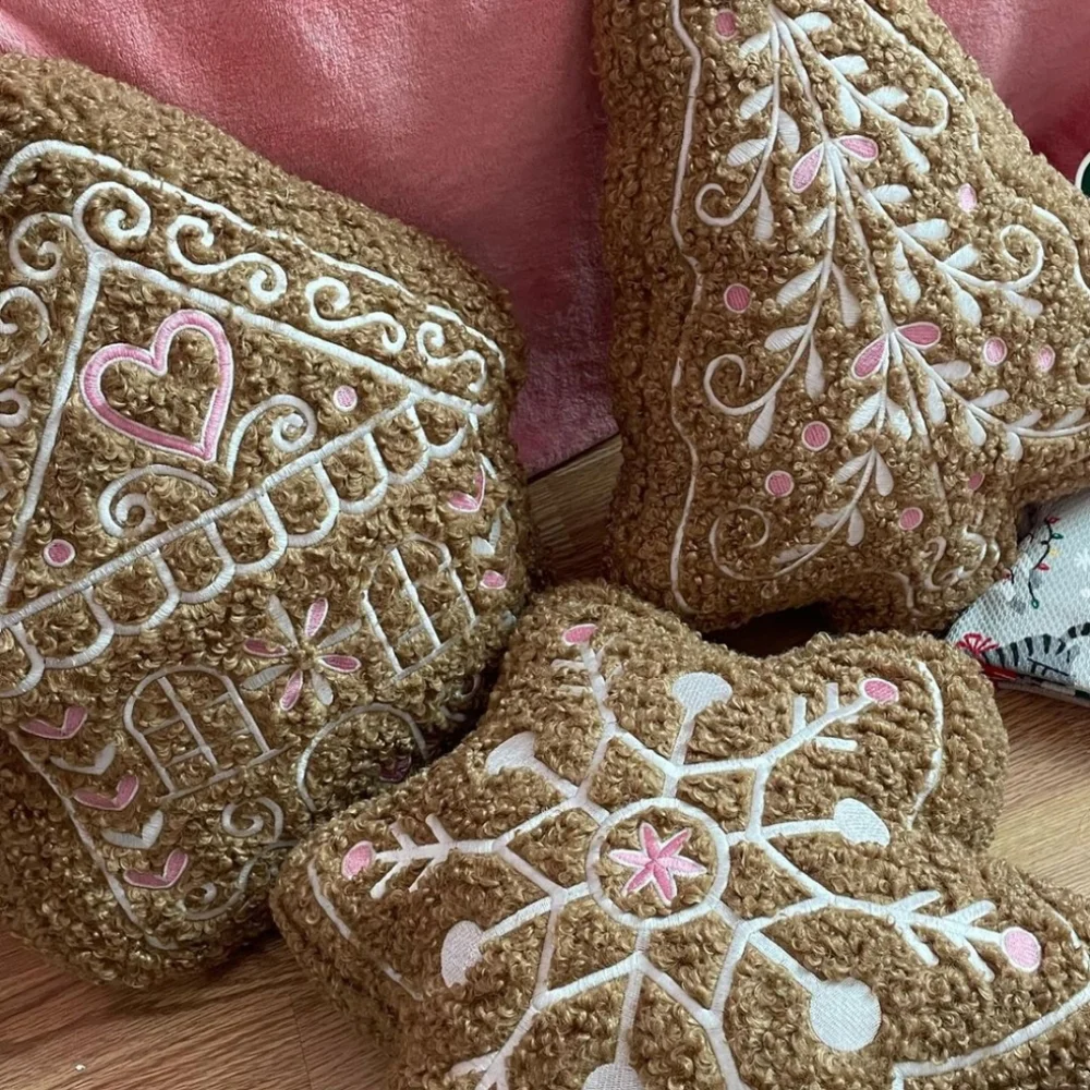 ❌SOLD❌Viral 🎥 Cupcakes & Cashmere 3 pk Christmas Gingerbread Pillows, Faux Fur - Picture 1 of 8
